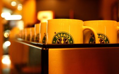 Hallan bacterias fecales en bebidas frías de Starbucks