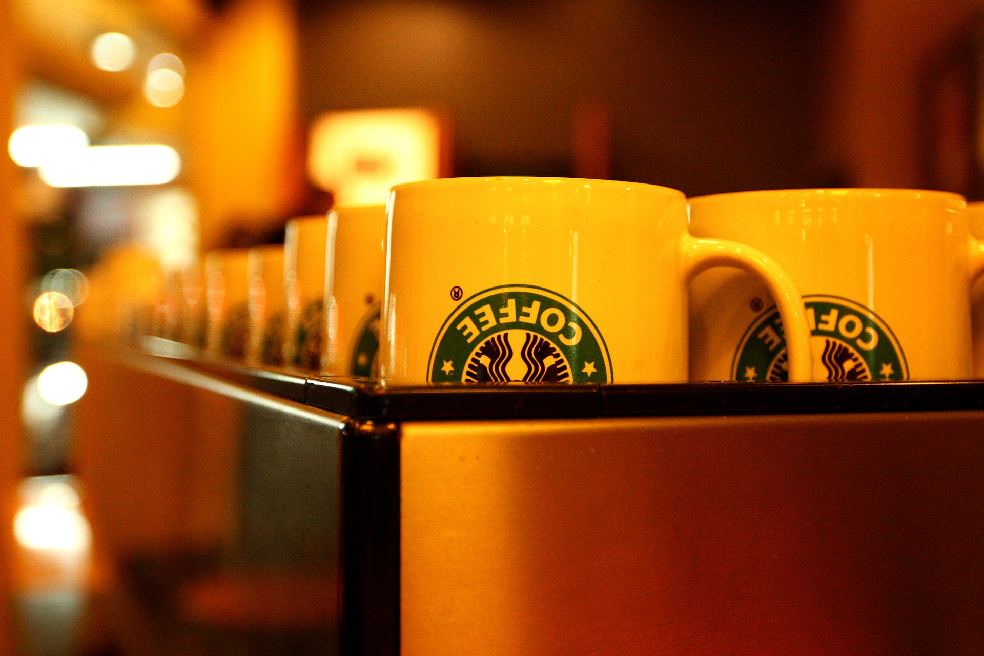 Hallan bacterias fecales en bebidas frías de Starbucks