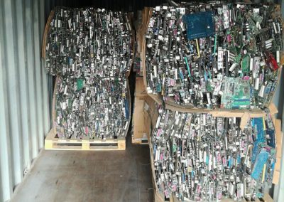 Desde su planta en Quinta Normal, la fundación envió esta semana estos residuos electrónicos a Estados Unidos para su reciclaje.