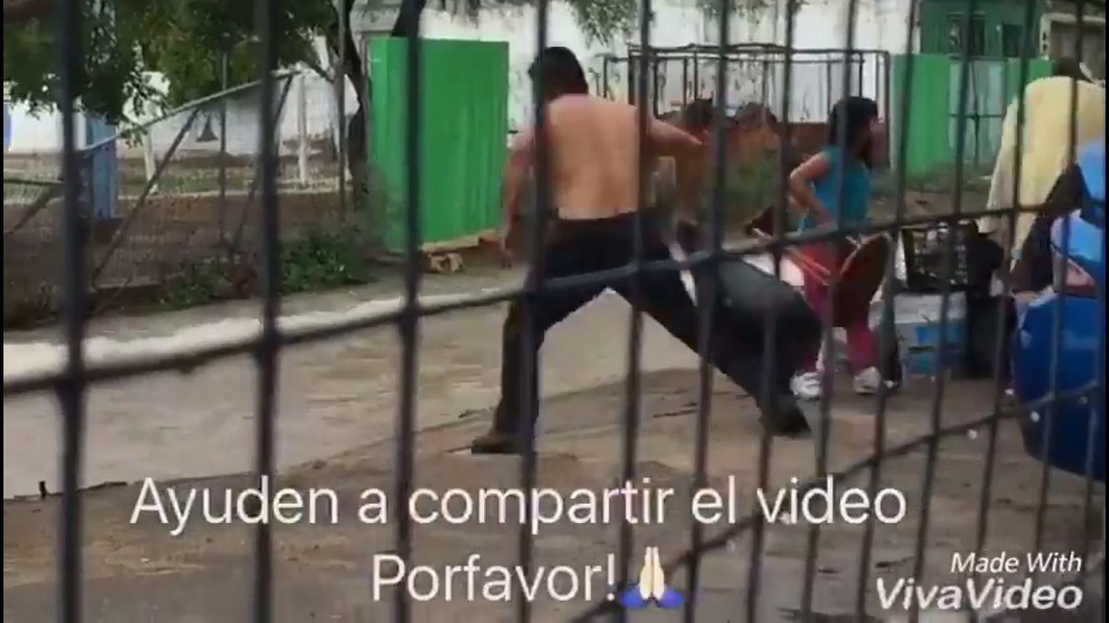 La basura al cauce. Una familia lanzando basura es una señal de alarma.
