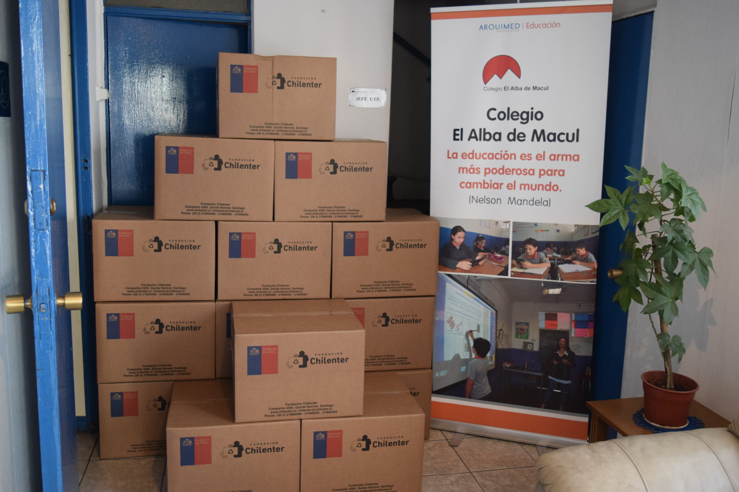 Colegios de la región Metropolitana fueron beneficiados con 434 computadores de Chilenter y Enlaces