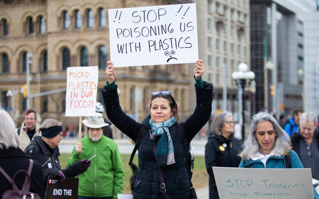 La Marcha para poner fin a la era del plástico, liderada por pueblos indígenas y líderes comunitarios afectados, expone cómo el plástico envenena a las personas durante todo su ciclo de vida